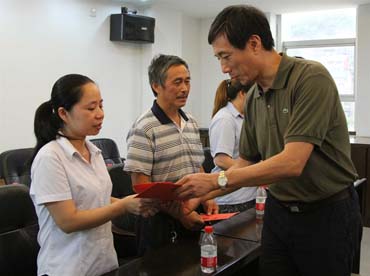 省總工會黨組書記、副主席陳震一行到順昌虹潤精密儀器有限公司慰問困難職工